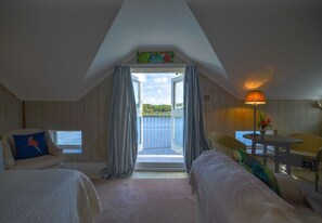 7 makuuhuonetta, työpöytä, silitysrauta/-lauta, vauvan matkasänky