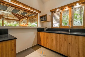 Refrigerador, microondas, horno y cafetera y tetera 