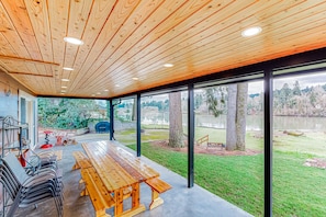 Outdoor dining - Riverfront all-suite home with amazing views, covered deck, & BBQ (Milwaukie)