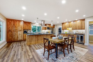 Fridge, microwave, oven, stovetop - Riverfront all-suite home with amazing views, covered deck, & BBQ (Milwaukie)