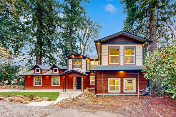 Exterior - Riverfront all-suite home with amazing views, covered deck, & BBQ (Milwaukie)