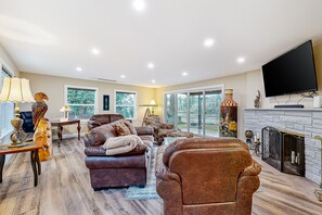 TV - Riverfront all-suite home with amazing views, covered deck, & BBQ (Milwaukie)