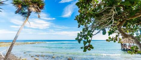 På stranden, solsenger og strandhåndklær