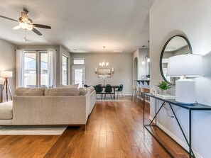 Smart TV, caminetto, studio