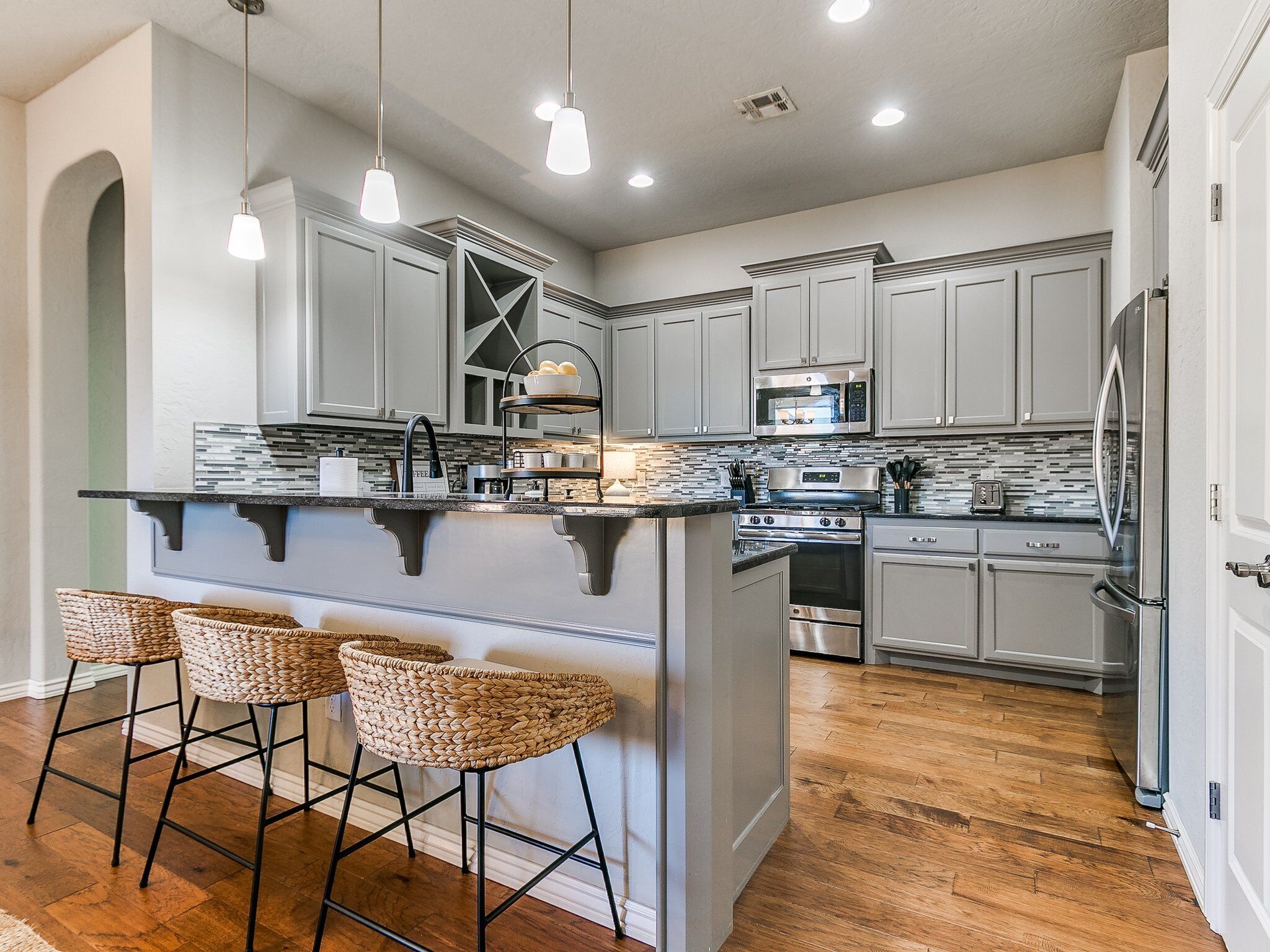 冷蔵庫、電子レンジ、オーブン、コンロ