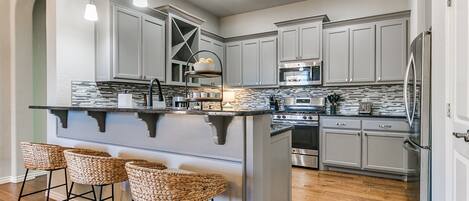 冷蔵庫、電子レンジ、オーブン、コンロ