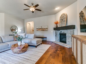 Smart TV, caminetto, studio