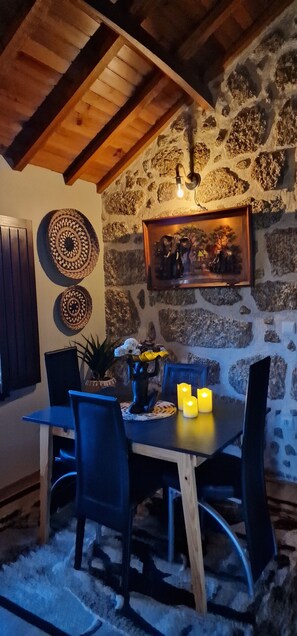 Luxury Townhome, 1 Queen Bed with Sofa bed | In-room dining - Rustic Retreat country house (Tondela)