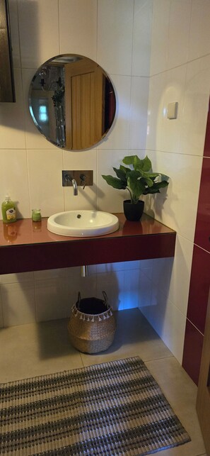 Maison mitoyenne Luxe, 1 grand lit et 1 canapé-lit | Salle de bain