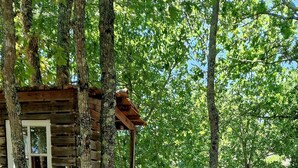 A rustic retreat with a wooden cabin, a wooden bench, and a logo with the text "Rustic Retreat ~ Country House Relax Reset Renew". - Rustic Retreat country house (Tondela)