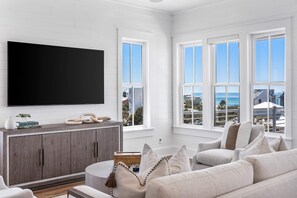 Smart-tv, ett bordtennisbord och en stereo