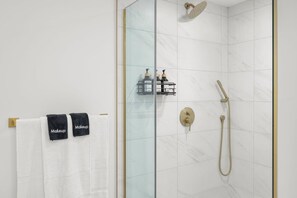 Een douche, een haardroger, handdoeken, zeep