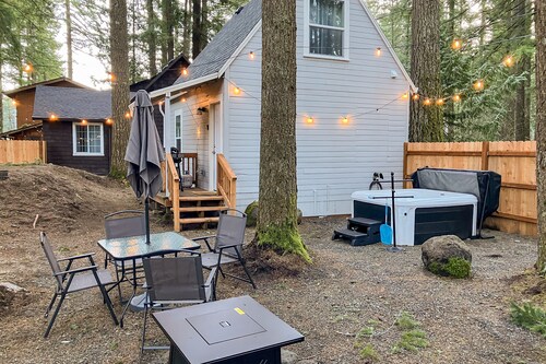 Cozy Mt. Hood cabin with private hot tub & large yard- dog-friendly