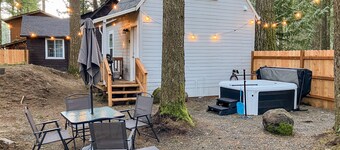 Cozy Mt. Hood cabin with private hot tub & large yard- dog-friendly