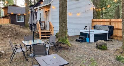 Cozy Mt. Hood cabin with private hot tub & large yard- dog-friendly