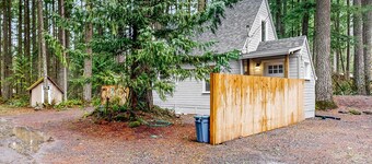 Cozy Mt. Hood cabin with private hot tub & large yard- dog-friendly