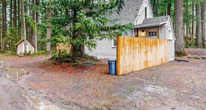 Cozy Mt. Hood cabin with private hot tub & large yard- dog-friendly