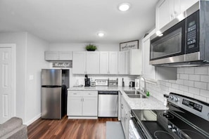 Fridge, microwave, oven, stovetop - Posh HTX Getaway - Near downtown (Houston)