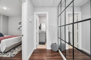 3 bedrooms, desk, iron/ironing board, WiFi - Posh HTX Getaway - Near downtown (Houston)