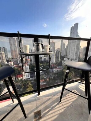 Outdoor dining - Apartamento con calor de hogar, con vista espectacular a la ciudad (Panamá)