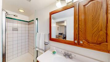 SĂšche-cheveux, serviettes fournies