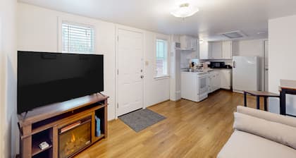Tranquil & sun-filled getaway with patio & full kitchen - near parks & golf