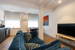 Studio Suite | Living area | 50-inch Smart TV with digital channels - Crashpads Shoreditch the Club Row Collection (London)