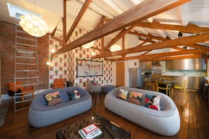 Familien-Penthouse | Wohnbereich | 50-Zoll-Smart-TV mit Digitalempfang