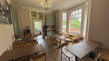 Café da manhã inglês grátis todos os dias