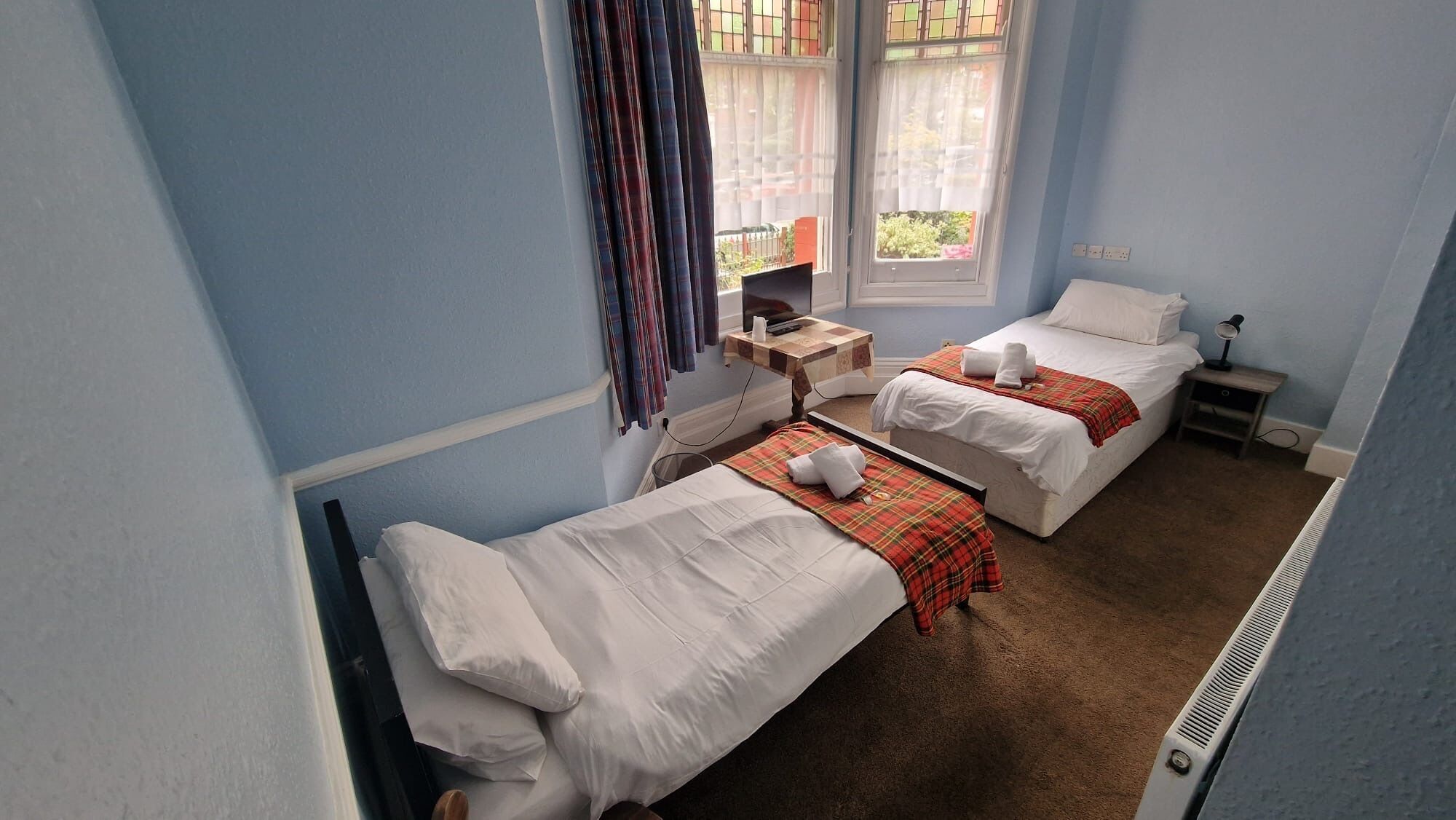 Habitación con 2 camas individuales | Escritorio, espacio para trabajar con laptop y wifi gratis 