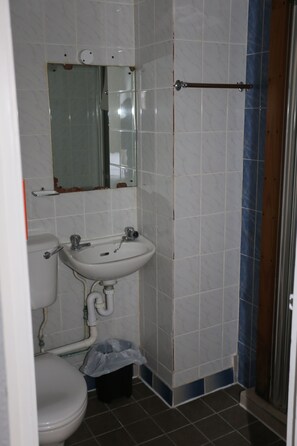 Family Room | Bathroom | Shower, free toiletries, towels, soap - Charlie Hotel (London)