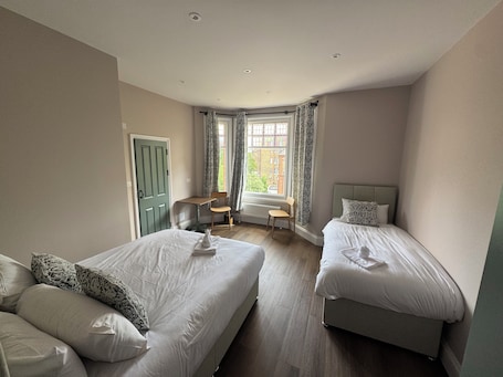 Triple Room | Desk, laptop workspace, free WiFi, bed sheets. Charlie Hotel