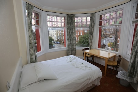 Escritorio, espacio para trabajar con laptop y wifi gratis