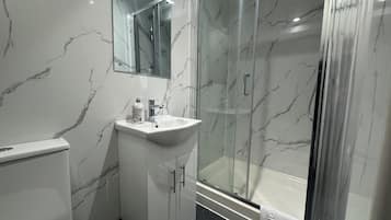 Twin Room | Bathroom