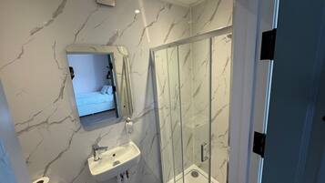 Habitación triple | Baño | Ducha, artículos de higiene personal gratuitos, toallas y jabón