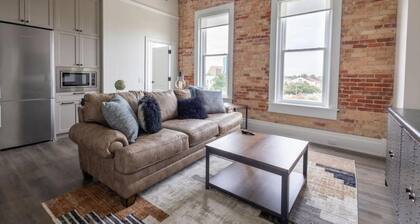 Lovely 2BD/2 Loft with views