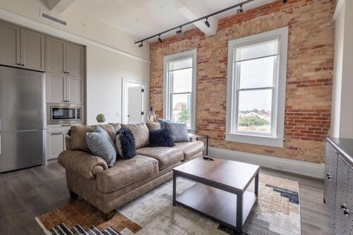 Lovely 2BD/2 Loft with views