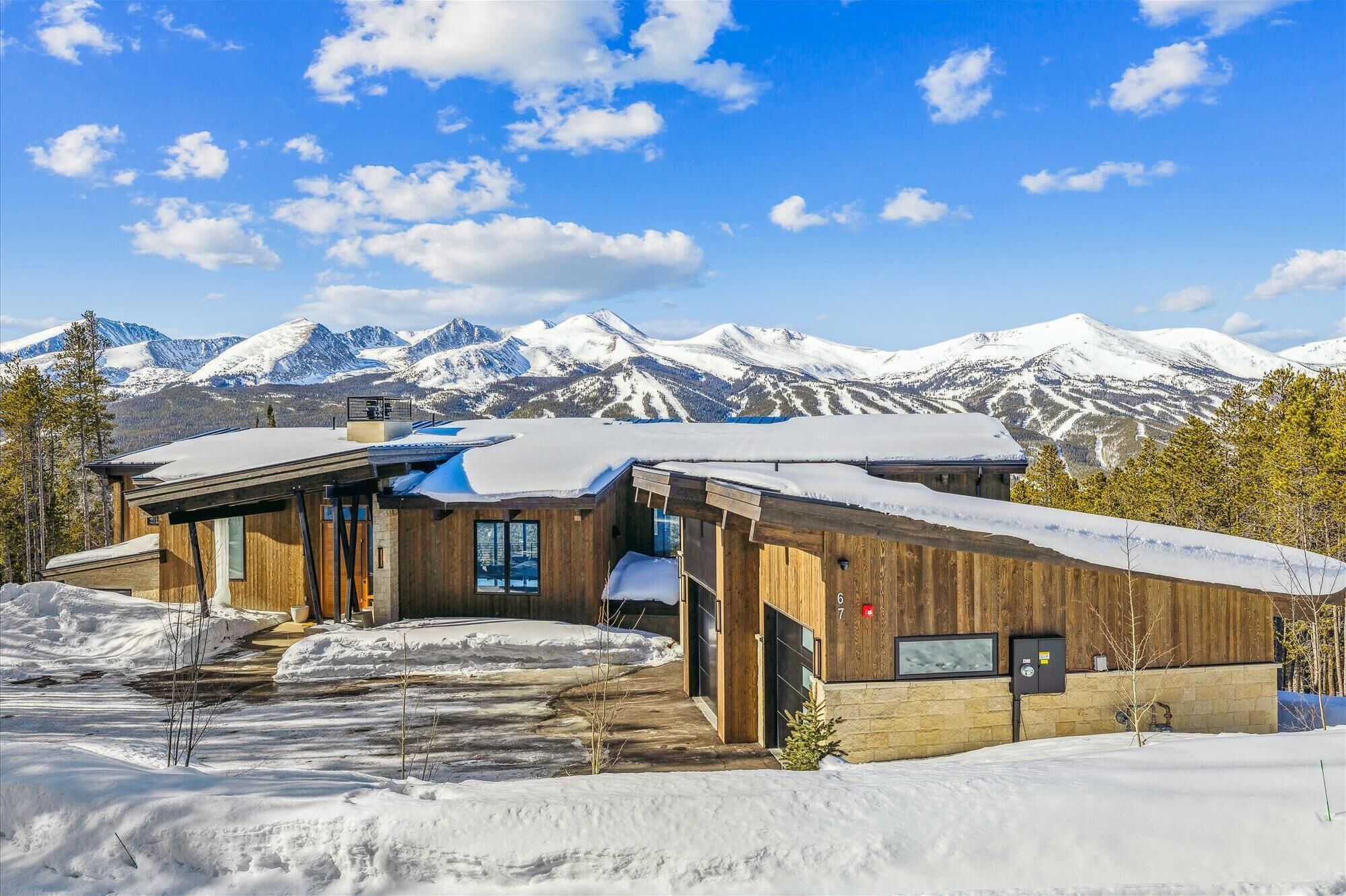 Modern View Manor: 30+ Night Rental - Private Hot Tub - Ski Area Views