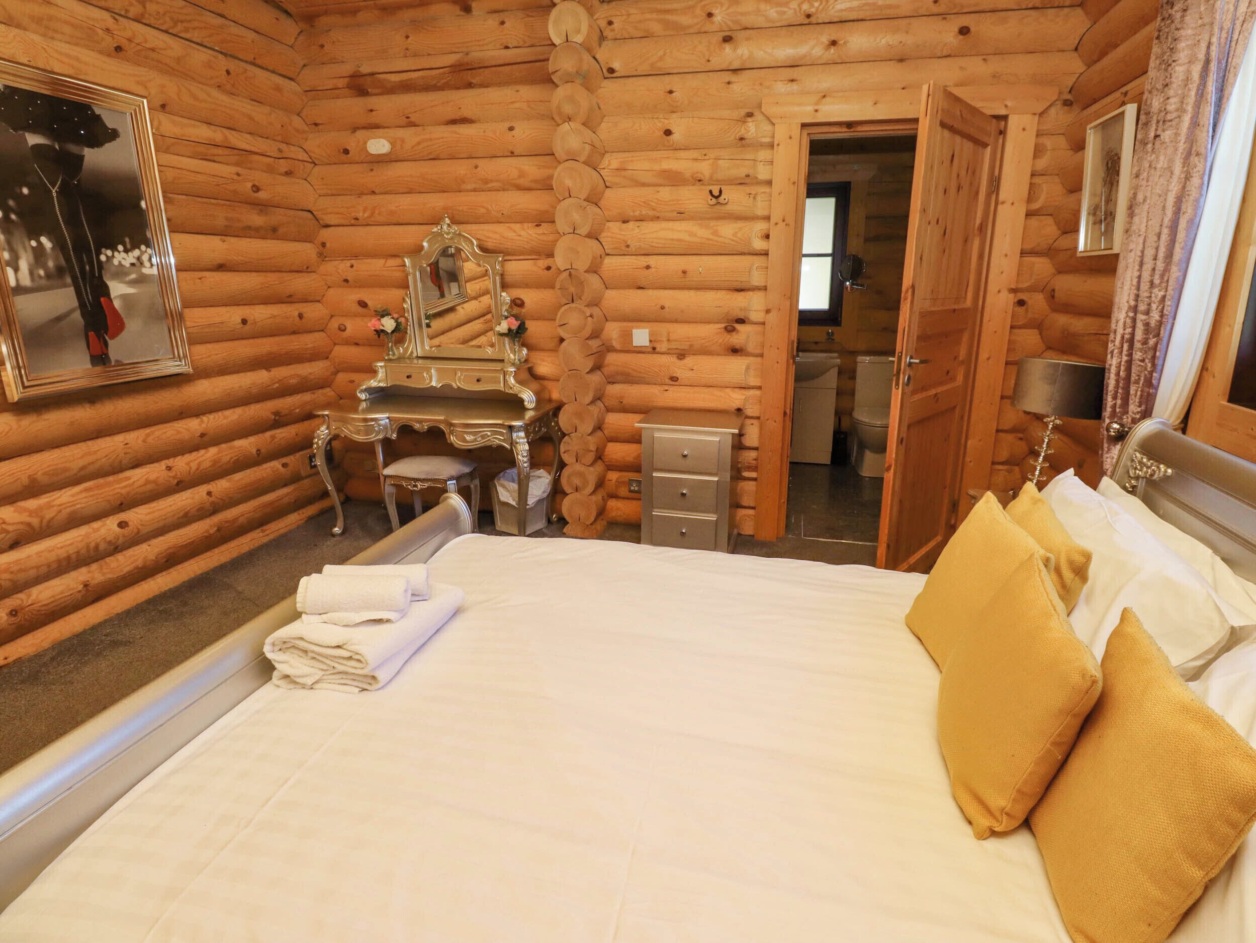 2 kamar tidur dan didekorasi berbeda-beda