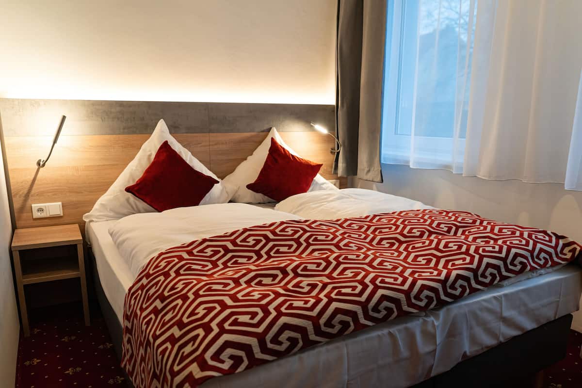 Klassieke kamer, 1 twee- of 2 eenpersoonsbedden | Hypoallergeen beddengoed, een bureau, reisbedje, gratis wifi