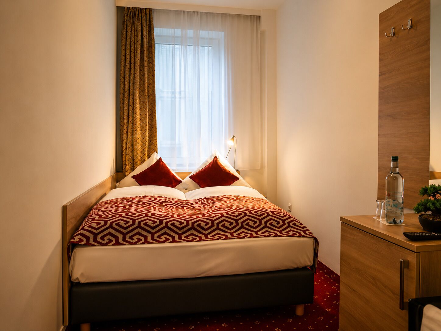Hypo-allergenic bedding, desk, travel cot, free WiFi