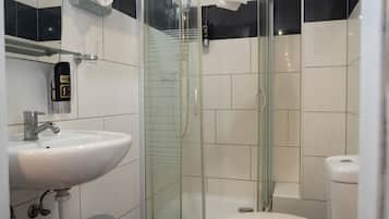 Economy tweepersoonskamer | Badkamer | Een haardroger, handdoeken, zeep, shampoo