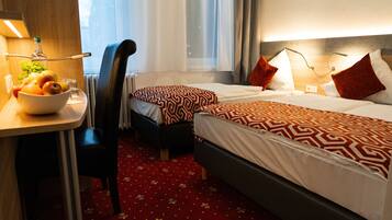 Comfort driepersoonskamer | Hypoallergeen beddengoed, een bureau, reisbedje, gratis wifi