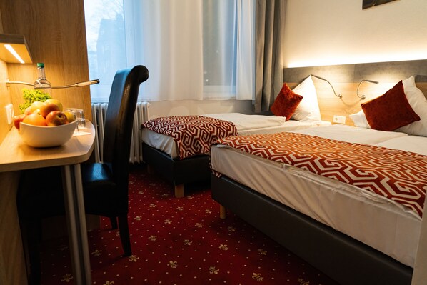 Habitación triple Confort | Ropa de cama hipoalergénica, escritorio, cuna de viaje y wifi gratis 