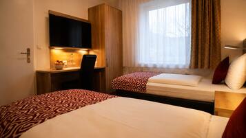 Classic Twin Room | Hypo-allergenic bedding, desk, free WiFi, bed sheets