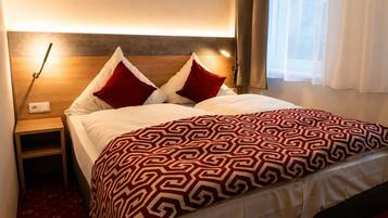 Hypo-allergenic bedding, desk, travel crib, free WiFi