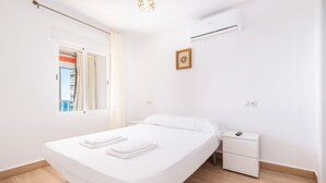 A clean, modern hotel room with a single bed, a bedside table, and a window with curtains. - Edimar 7-6 Apartment Levante Beach (Benidorm)