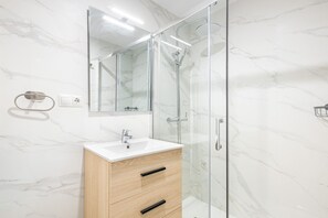 Douche, séchoir à cheveux, serviettes fournies