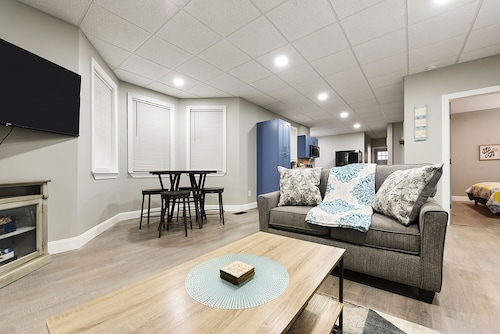  The Blue Haven - Newly Renovated 3BR, 8 mins to Downtown & Pet-Friendly