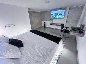 3 bedrooms, in-room safe, desk, iron/ironing board